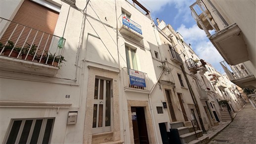 Casa Indipendente Su 3 Livelli Oltre Locale Al Piano Terra e Cantina.